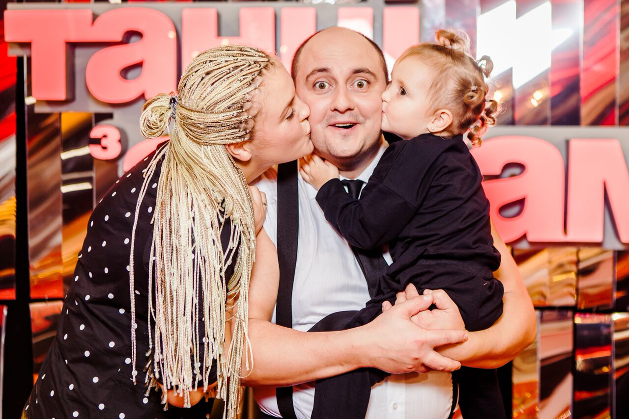 Лучшая поддержка: Юрий Ткач позирует с женой и дочкой на Танцах з зірками